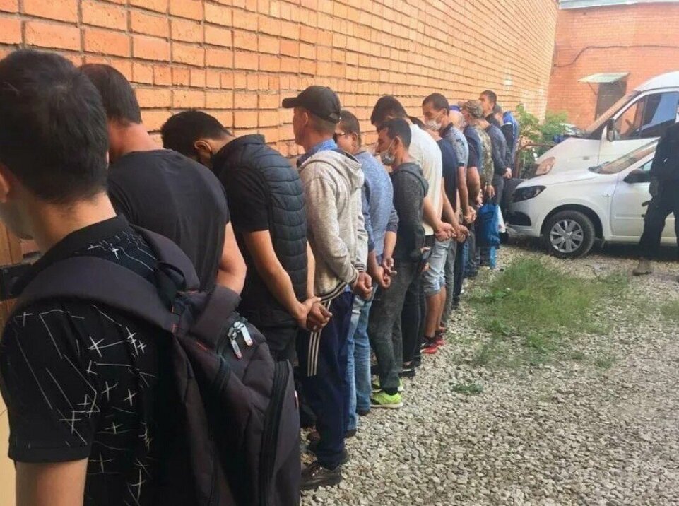 Нарушившим закон РФ мигрантам закроют въезд в Россию навсегда. 