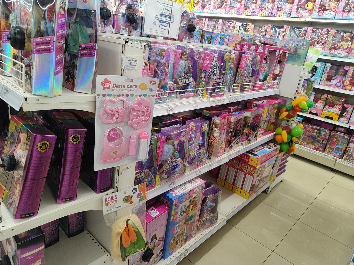 Магазина "Детский мир" в ТЦ "Шкиперский Молл", г. Санкт-Петербург. Фото автора.
