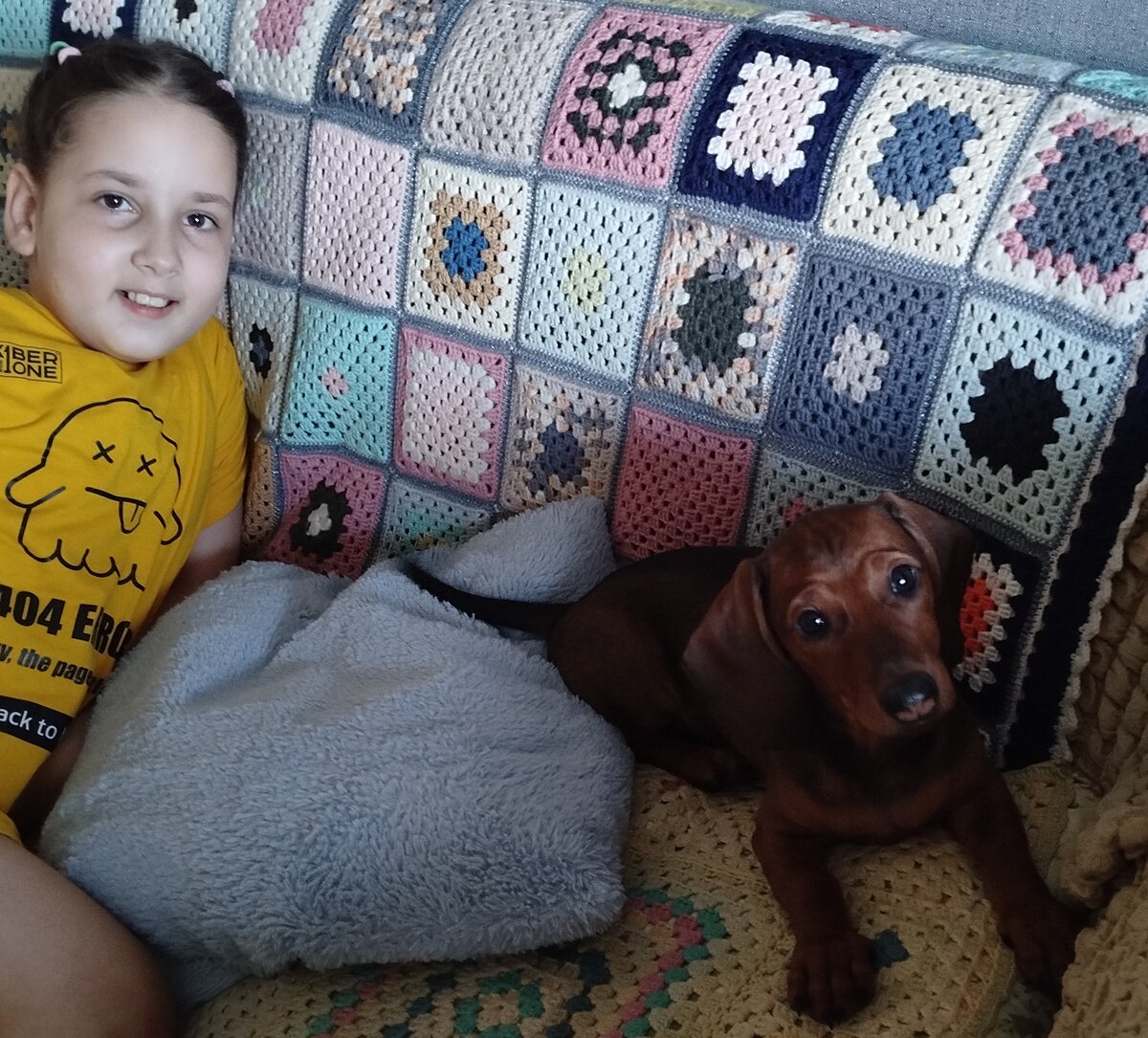 Собака как бы говорит: да, я сделала лужу, но я же всё равно мимими, и чё ты мне сделаешь?