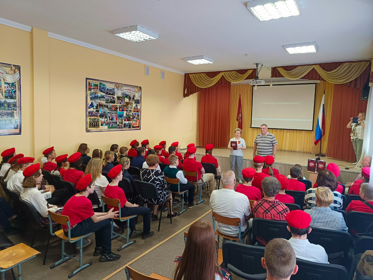 Директор музея Славской школы Елена Васильевна Ермоленко представляет директора фонда "ИСТОК" и автора проекта "Первые в логове врага" Виктора Александровича Медведева.