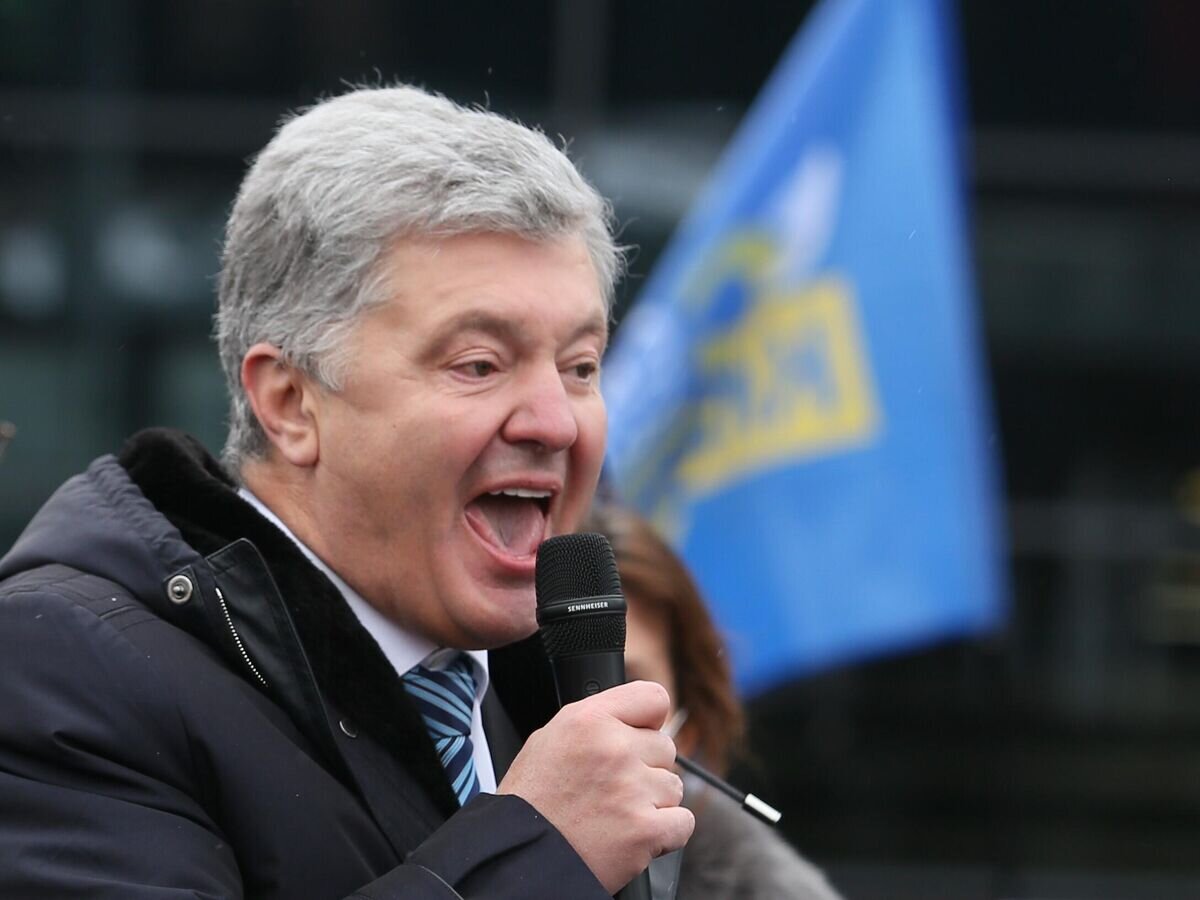    Экс-президент Украины Петр Порошенко выступает перед своими сторонниками в Киеве© РИА Новости / Стрингер