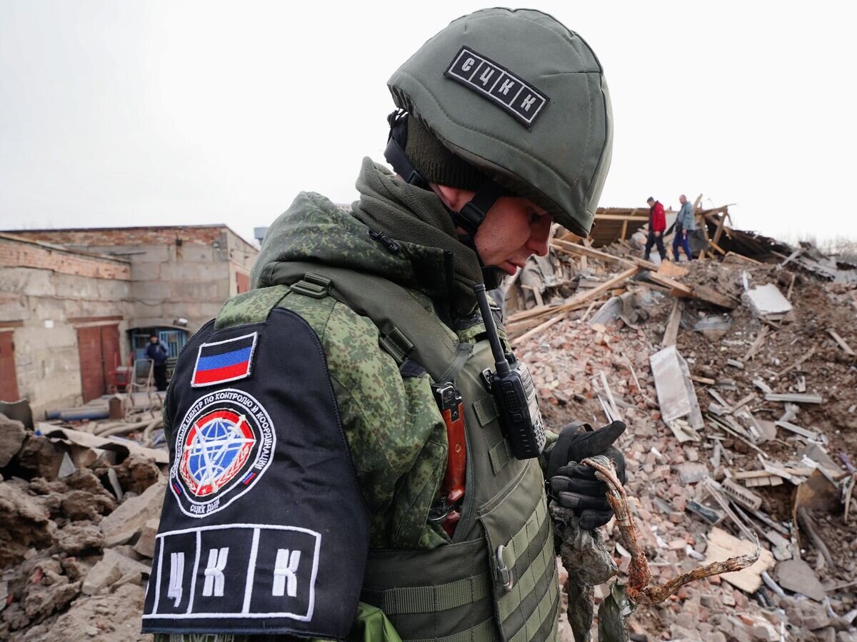    Сотрудник СЦКК фиксирует последствия обстрела со стороны ВСУ Петровского района Донецка© РИА Новости / Сергей Батурин