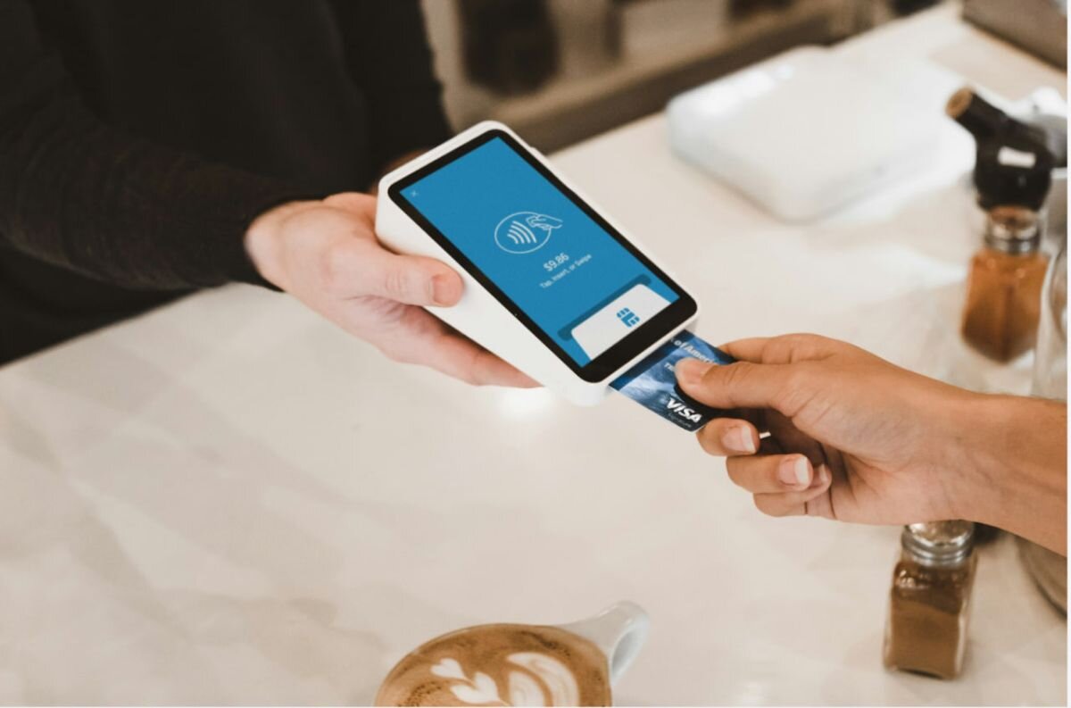 Настроить отчисление процента на сбережения с каждой покупки можно в мобильных приложениях крупных банков. Источник: unsplash.com📷
