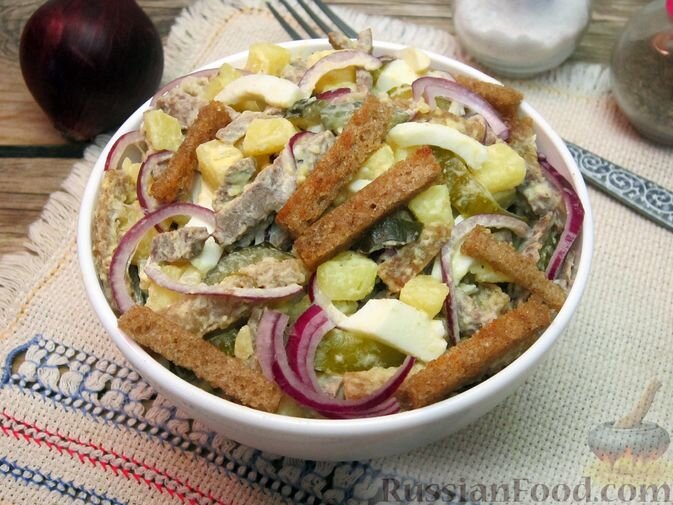 говядина, картофель, огурцы солёные, яйца, хлеб ржаной, лук репчатый красный, майонез, лавровый лист, масло растительное, чеснок, соль, перец чёрный молотый