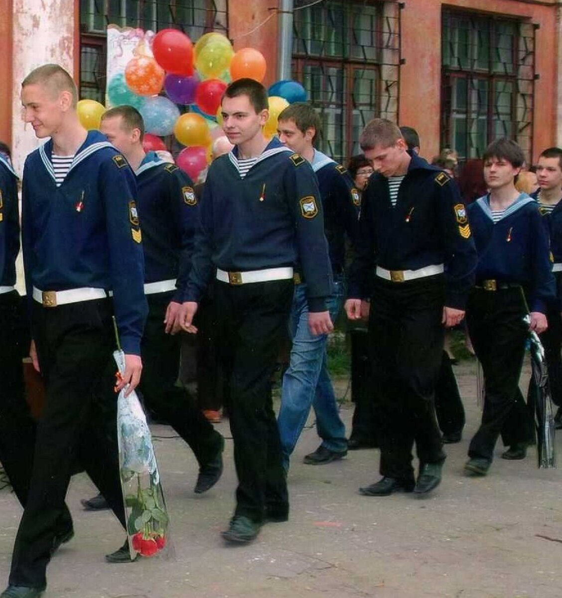 Выпускники одного из классов ВМФ. Фото со старого сайта Воронежского Центра образования №1. 