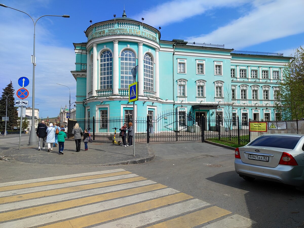 Ориентир - галерея И. Глазунова, она видна от выхода из метро, за ней музей Сословий