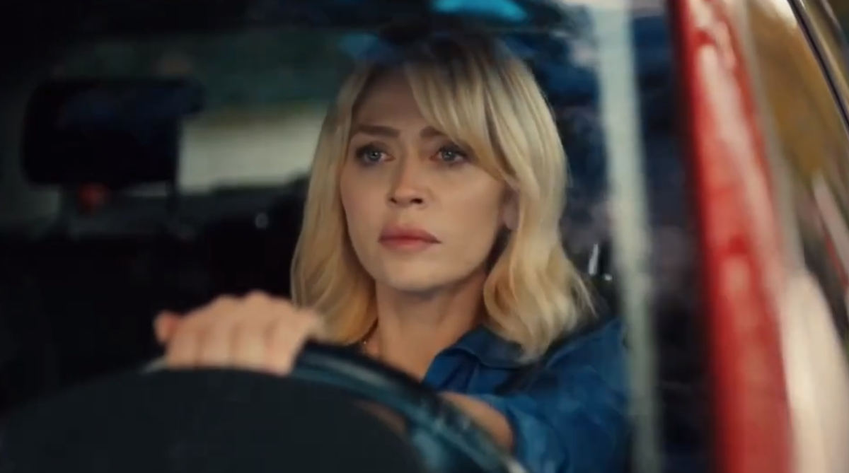 Бесте, жена Левента, едет в машине с дочерью