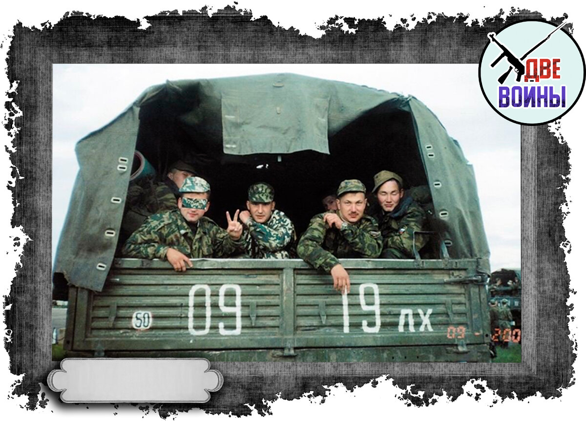 Ульман (второй справа) с товарищами в командировке в Чечне в 2000 г.