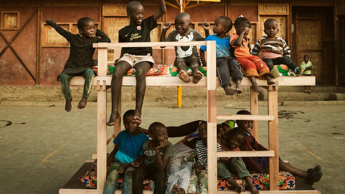 Одна из модульных двухъярусных кроватей итальянского дизайнера Джакомо Мура