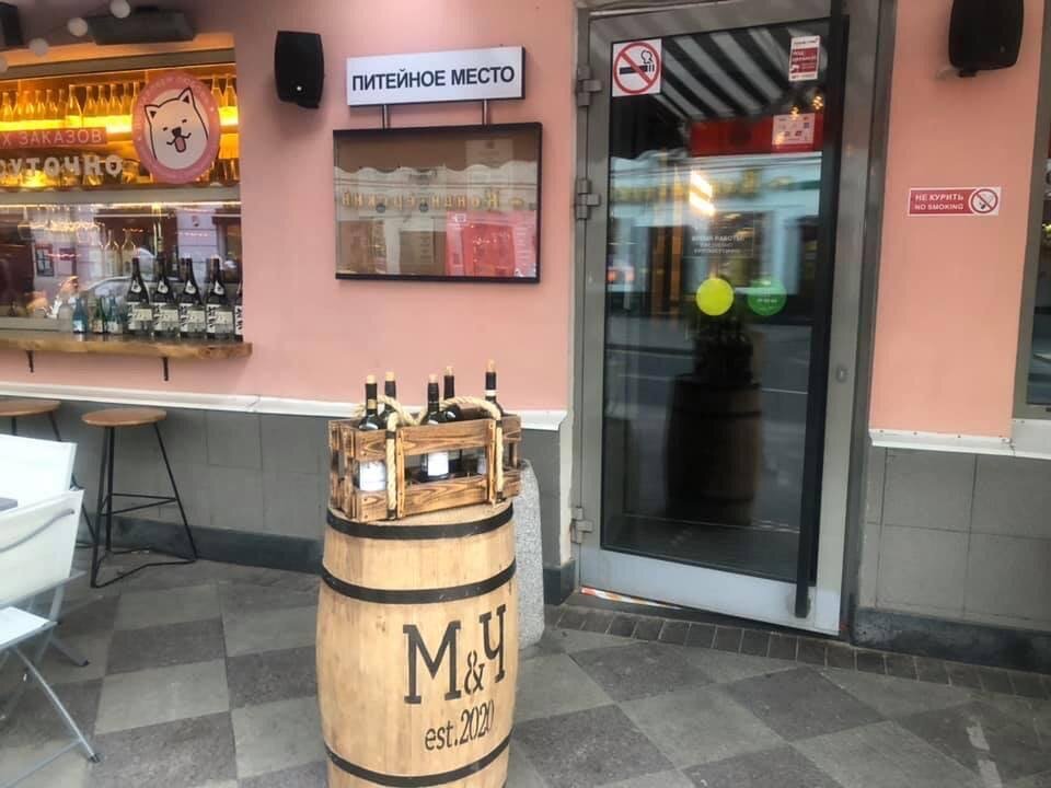 Бар работает круглосуточно.