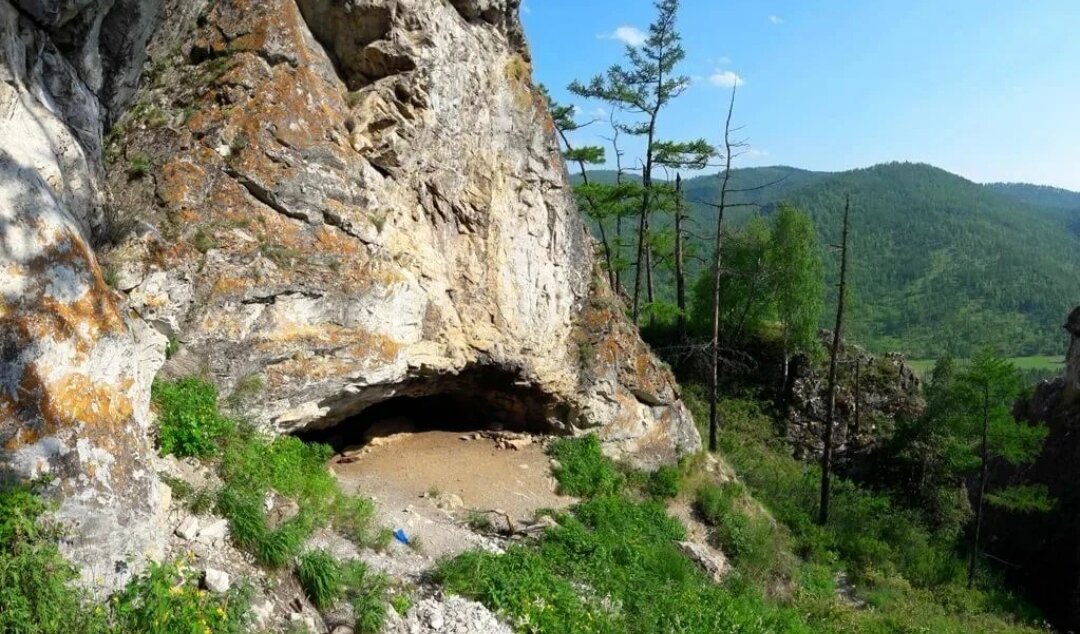   Пещера Ящик Пандоры — уникальная масштабная достопримечательность в Хакасии. Она находится на берегу реки Белый Июс, рядом с деревней Малая Сыя.