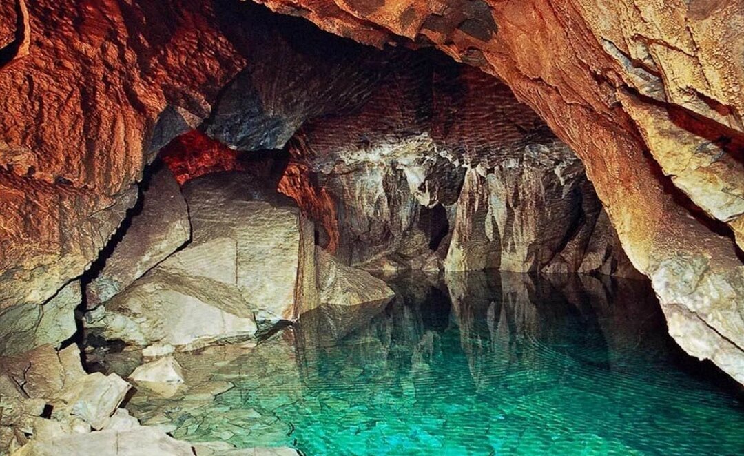   Пещера Ящик Пандоры — уникальная масштабная достопримечательность в Хакасии. Она находится на берегу реки Белый Июс, рядом с деревней Малая Сыя.-2