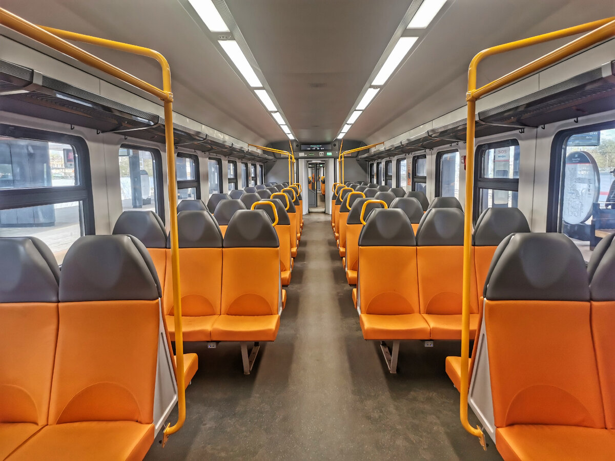 Ну а после работы, собственно, и началась поездка в магазин на Рублёвском шоссе. До МЦД Очаково ехал в новой электричке. Это внутри её вагона - ЭП2Дм-022611. На МЦД4 на центральном участке как-то огромного количества пассажиров не наблюдается. То ли не раскатался ещё диаметр, то ли он пока не сильно нужен.