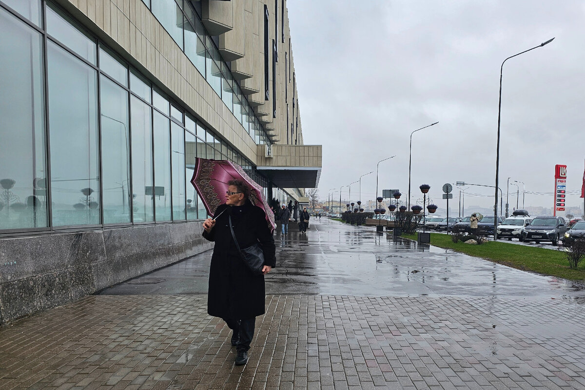 Ты не слушай что дождь обо мне тебе шепчет обманчивый...