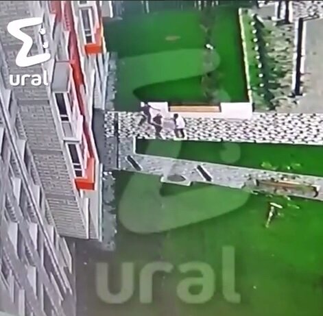 Конфликт попал на камеру наблюдения во дворе. Фото: Ural Mash.