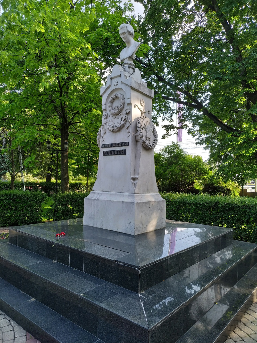 Памятник А.В.Кольцову в Кольцовском сквере г. Воронеж 28.05.2023. © Фотография А.А.Семененко. Ссылка обязательна.