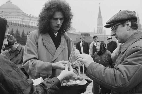 Продажа свечей у собора на Пасху, Москва, 1991 год / Валерий Зуфаров/ТАСС   📷