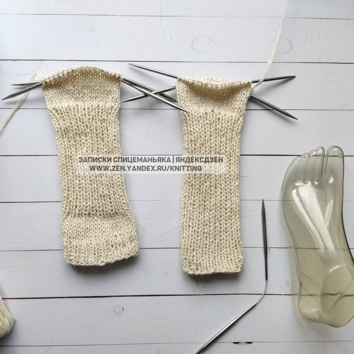 Листайте, как выглядят сбоку в носках: