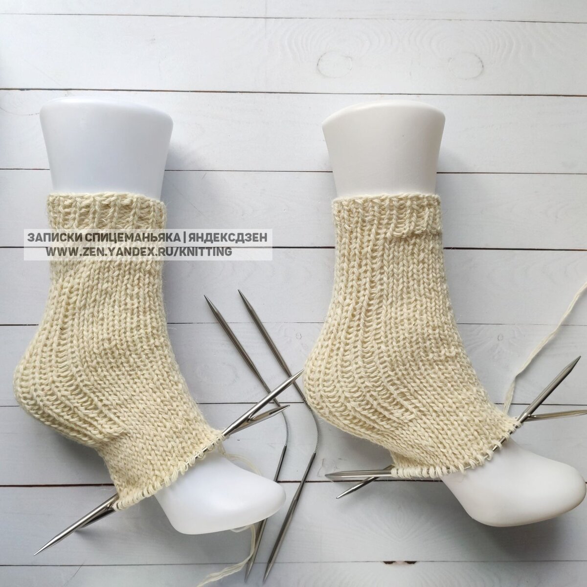 Вязала на более объемную стопу, манекены все таки худее :)