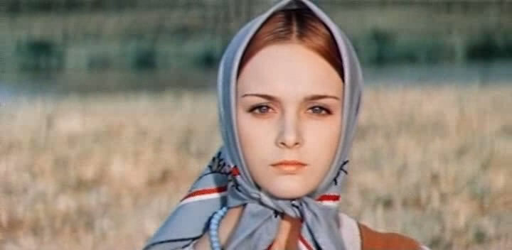 Светлане Орловой повезло больше, чем другим актрисам, дебютировавшим в фильмах Роу (Наталье Седых, сыгравшей Настеньку или Татьяне Клюевой, сыгравшей Варвару-красу). На её счету минимум 3 очень яркие роли: Алёнушка в "Финисте - Ясном соколе", Алёна в "Возьми меня с собой", Люба в "Ледяной внучке". Источник: kinorium.com