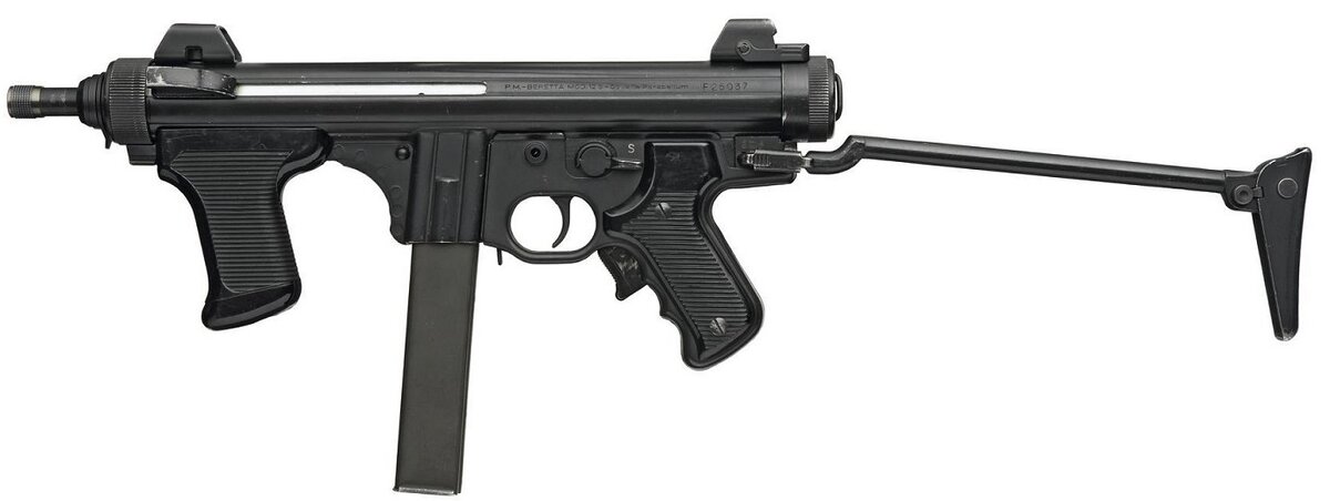Пистолет-пулемет М12S с разложенным прикладом. Обратите внимание на рычажный предохранитель.
