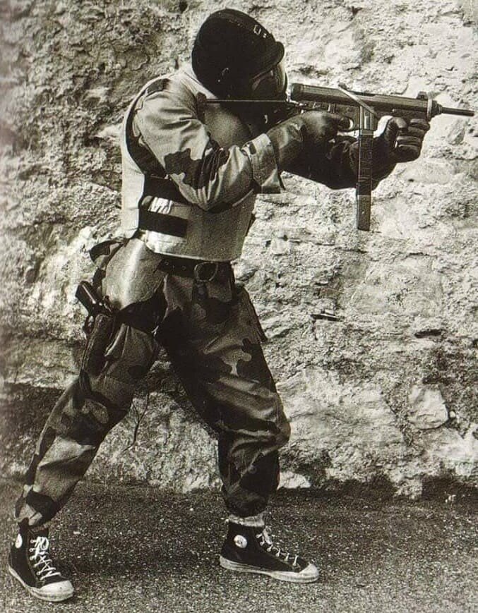 Итальянский спецназовец с пистолетом-пулеметом.