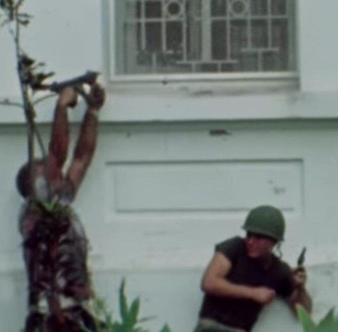 Американские морские пехотинцы ведут бой у стен посольства в Сайгоне. У солдата слева М12, у солдата справа револьвер Смит-Вессон.