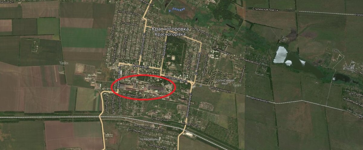 В центре города стоит