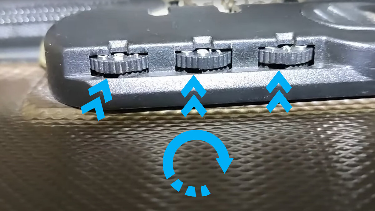 нужно найти прорези в колесиках