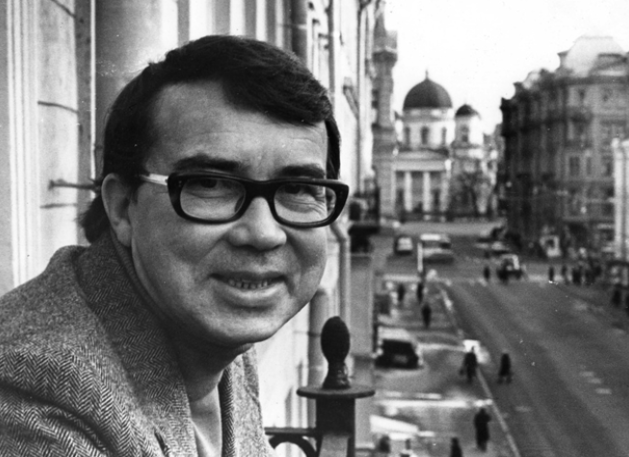 Из интернета. Композитор на балконе доходного "Дома с грифонами" на улице Пестеля.