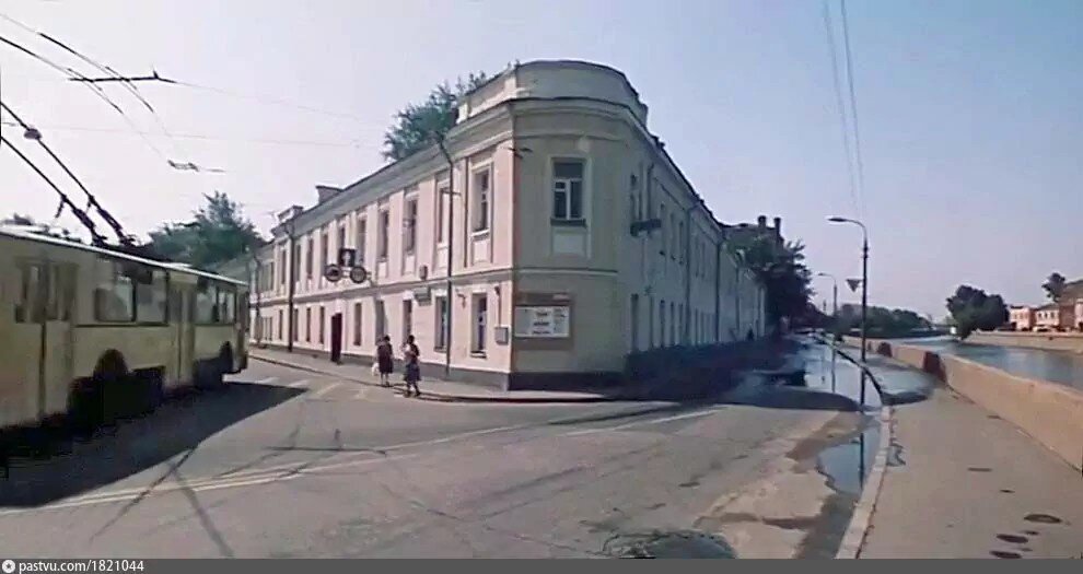 С сайта Pastvu.com. Кстати говоря, движение троллейбусов по Большой Якиманке необходимо срочно восстановить.