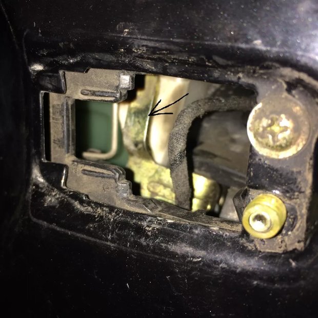 Вот этот язычок нужно надавить до упора