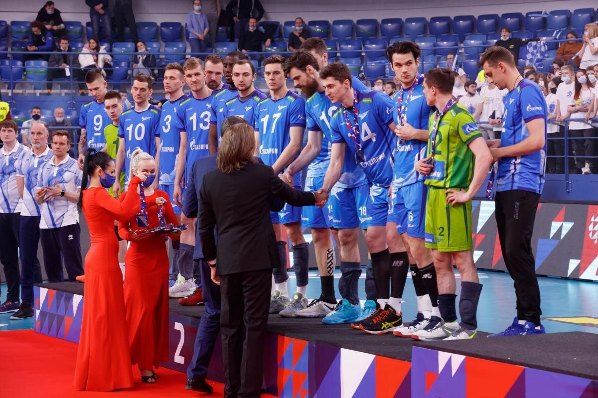 2021 год. Зенитовцы получают серебряные медали чемпионата России. С тех пор команда на пьедестал не поднималась (Спартакиада -2022 не в счет). Фото: волейбольный клуб "Зенит" (Санкт-Петербург)