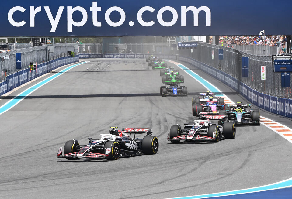    Кевин Магнуссен избежал штрафа за неспортивное поведениеLAT Images / Haas