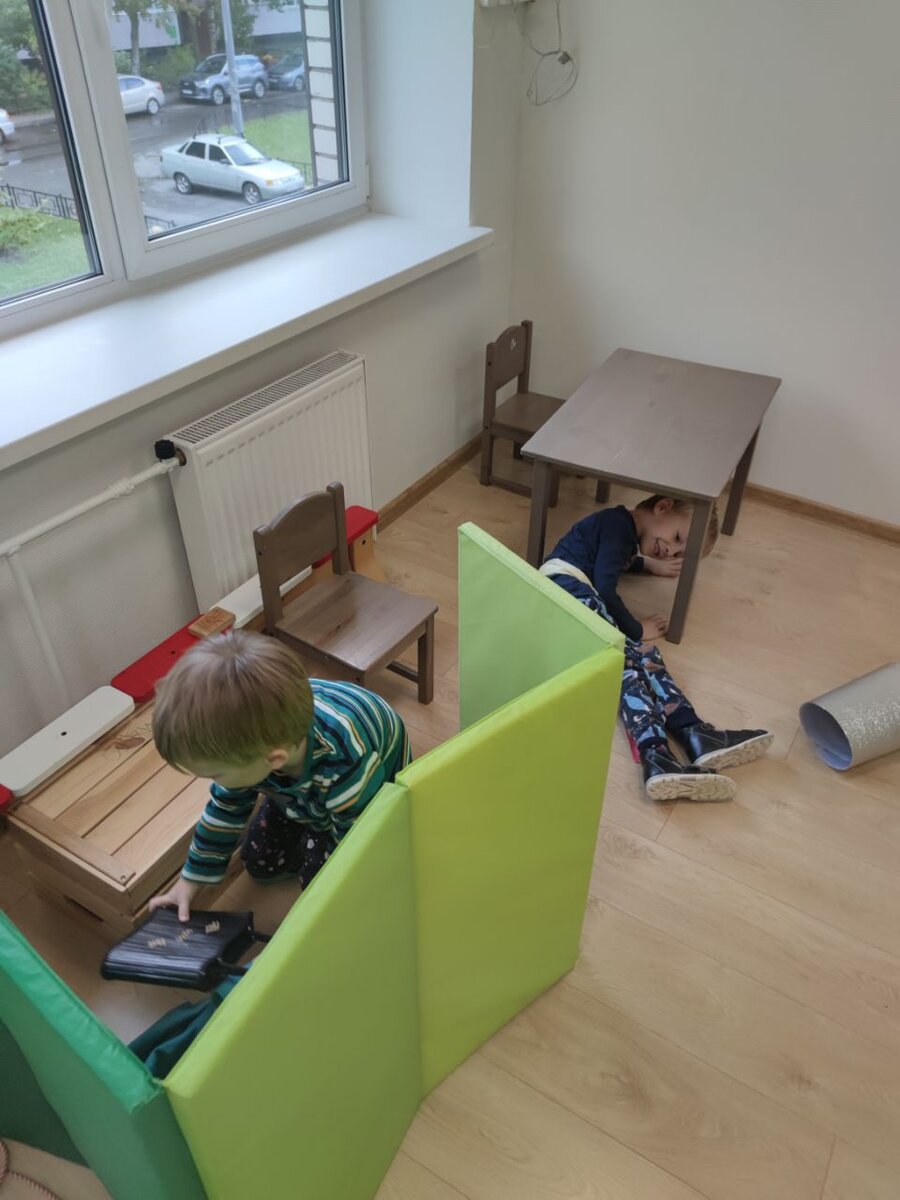 Детская игра - собачка спит в будке, а хозяин собирается на работу