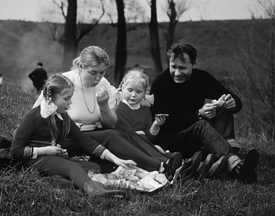 Василий Шукшин с женой и дочками на отдыхе