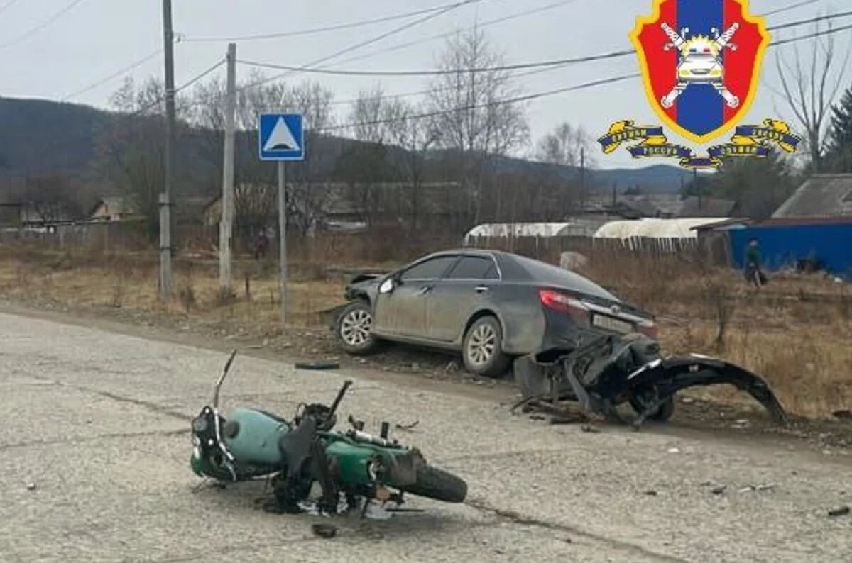    В Хабаровском крае Toyota влетела в мотоцикл, пассажир байкера погиб