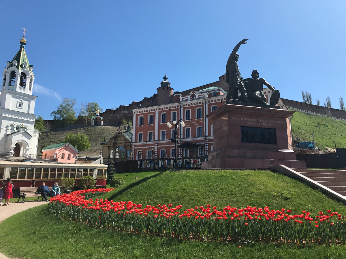 Площадь Народного Единства. Памятник Минину и Пожарскому на Рождественской  возле церкви Иоанна Предтечи. Фото автора.