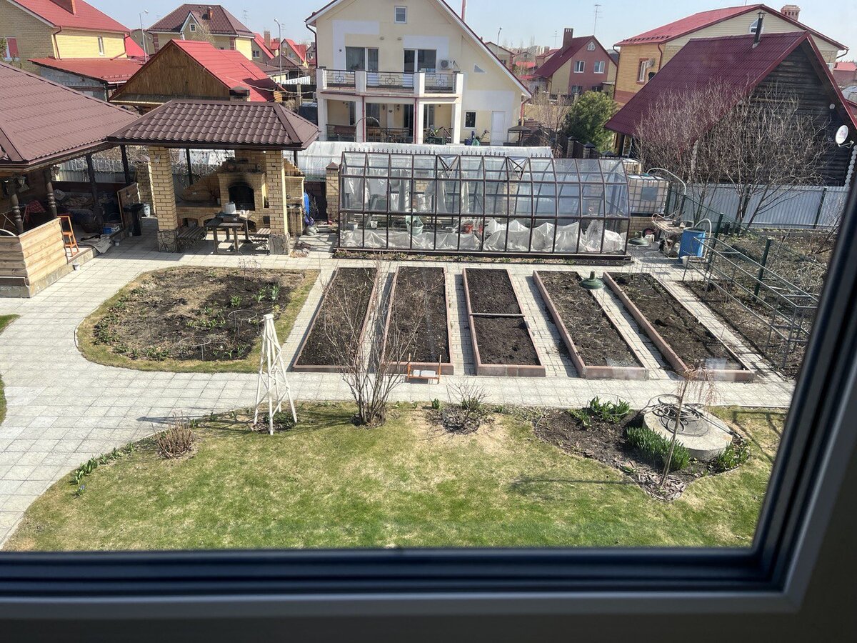 Теплица, в которой завелась Белокрылка, а за ней обогреваемая у соседей. 