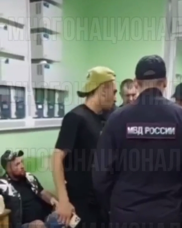 В Екатеринбурге начался суд над выходцами из Азербайджана, которые толпой набросились и жестоко избили многодетного отца за то, что он сделал замечание одному из нападавших из-за брошенного окурка на-5