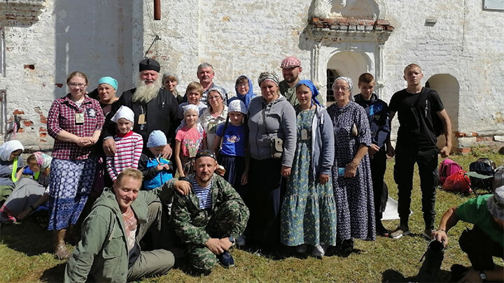    Отец Анатолий Лысов с прихожанами. Фото предоставлено Царьграду авторами книги