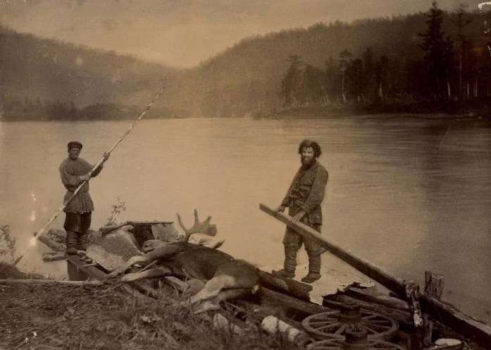Чалдоны на реке с добытым лосем. Конец XIX века