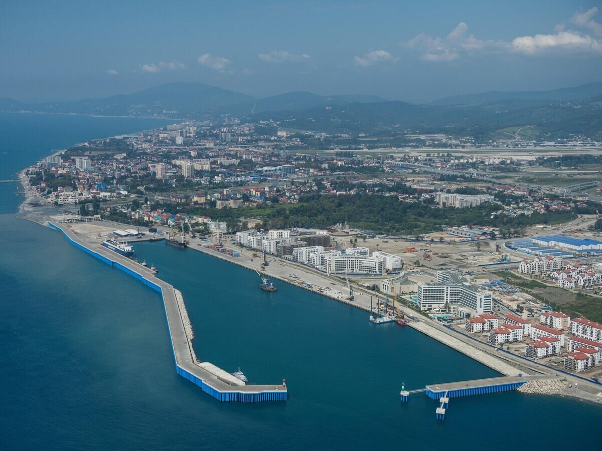    Вид на морской грузовой порт в Сочи© РИА Новости / Михаил Мокрушин