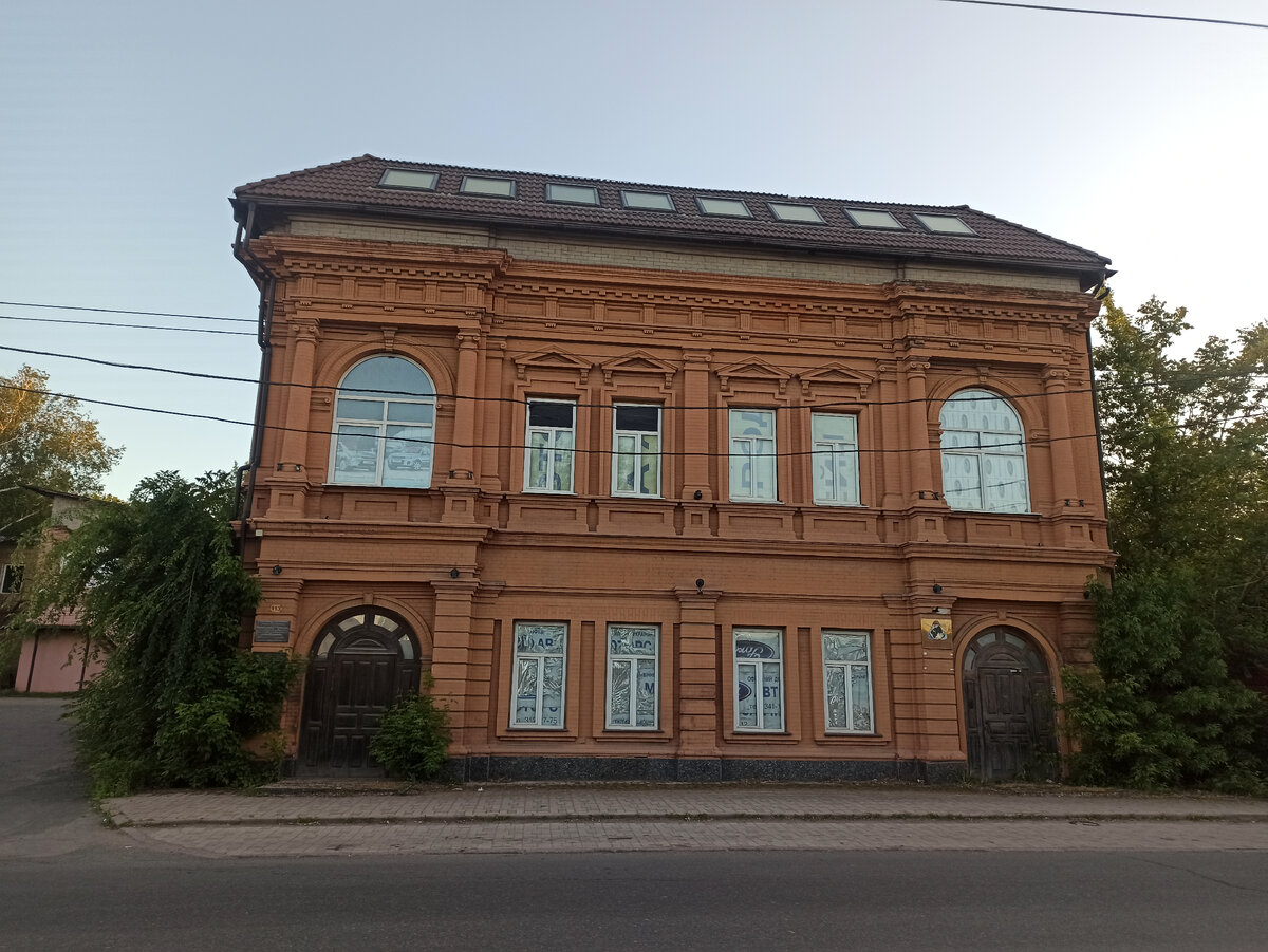 То самое здание школы второй половины XIX века на улице Ивана Ткаченко в Ленинском районе Донецка.