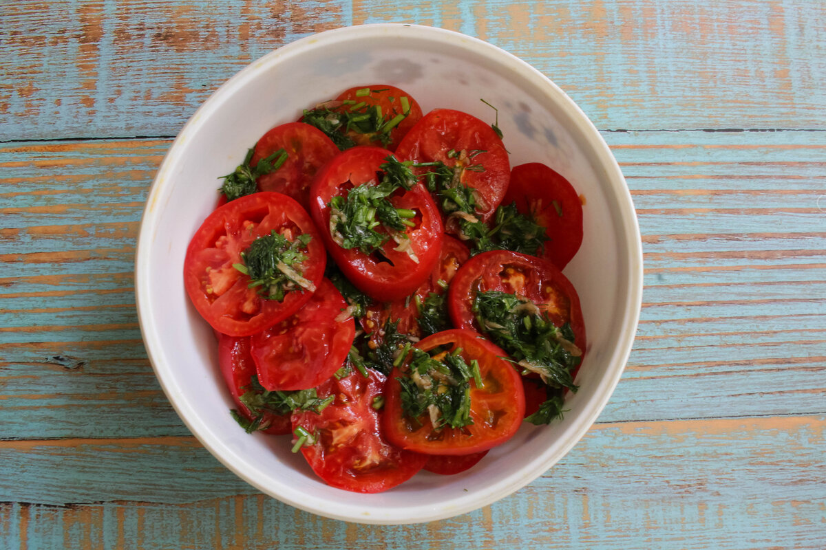 Быстрые маринованные помидоры с чесноком и зеленью | Кухонный сумбур | Дзен