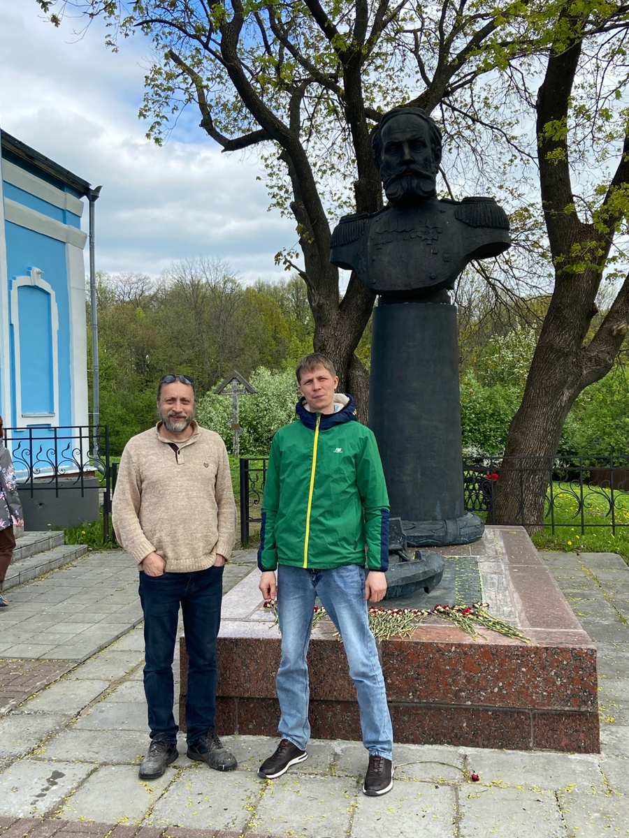 С Дмитрием у памятника адмиралу Рудневу. Вы еще познакомитесь поближе с Дмитрием - он проводник великой Божьей силы!