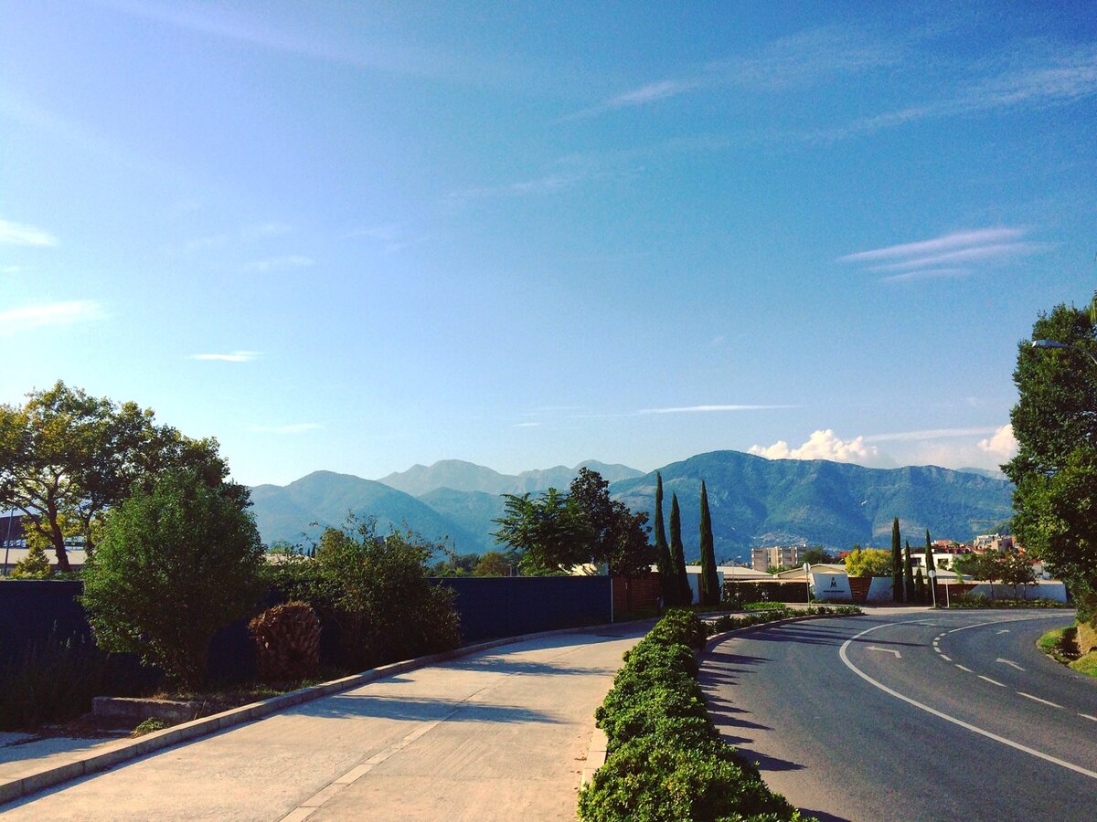 Дорога из аэропорта в Тиват.