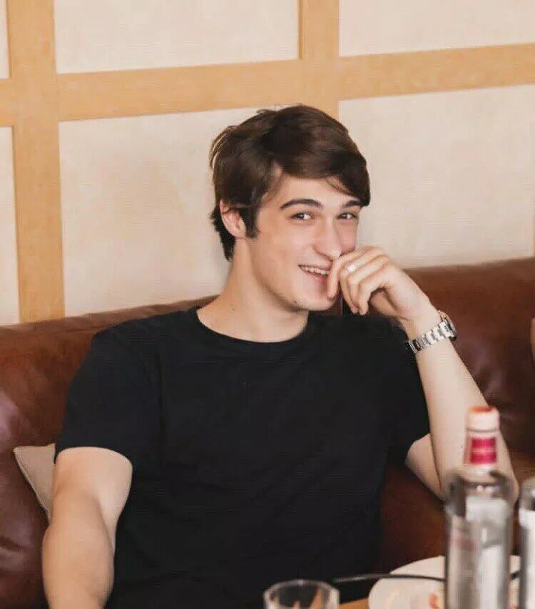 Средний сын Анны Михалковой Сергей📷
