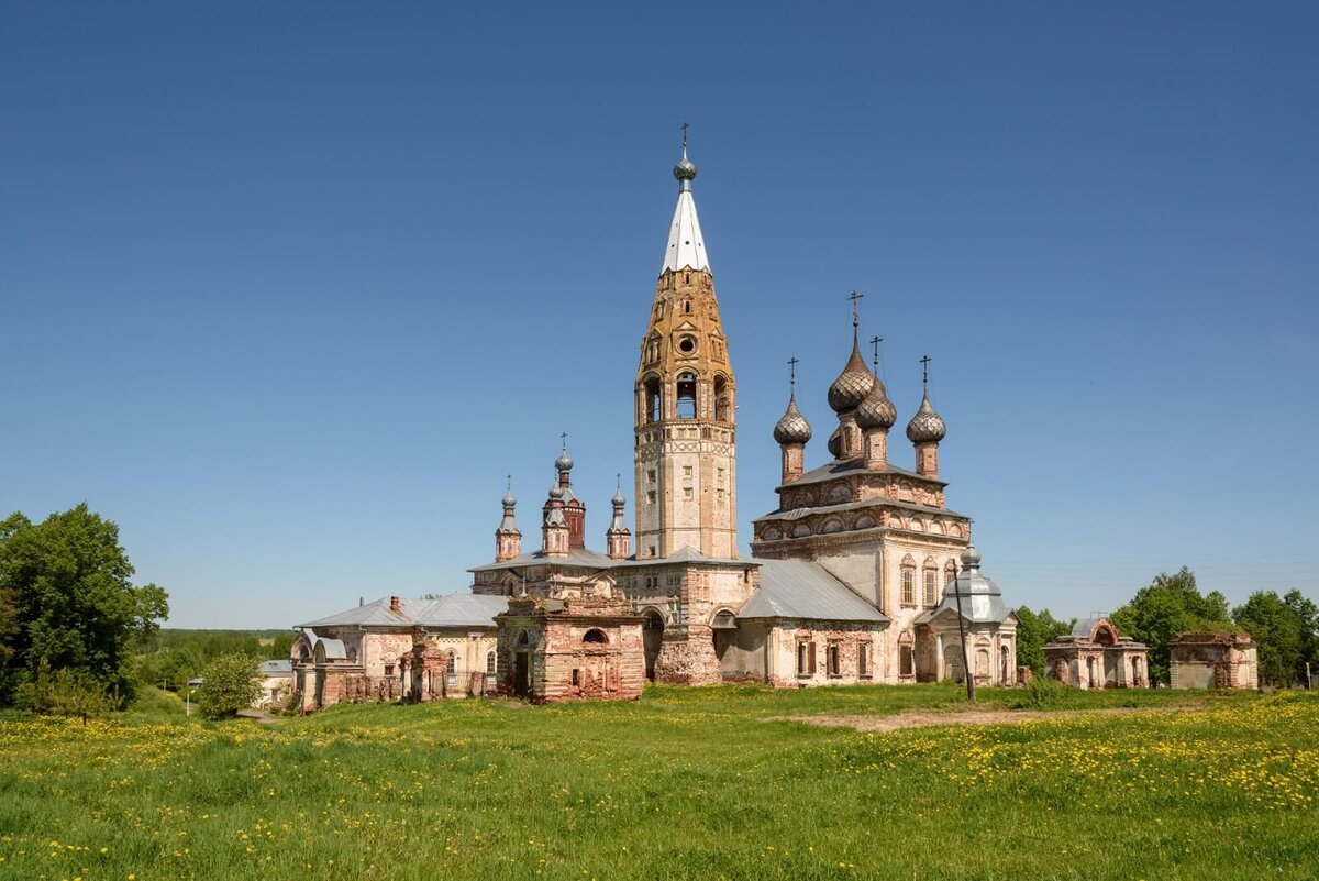  В честь святого праздника Пасхи решил поделиться фотографиями из села Парское Ивановской области. Это убранство храма 18 века. Сам храм жив, но постепенно разрушается.