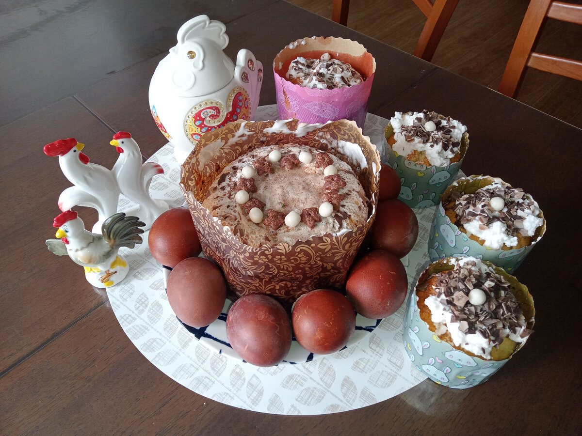 Украсила куличи шоколадной стружкой